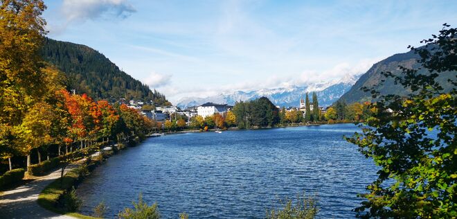 Herbstlich coloriert der Radlweg um den Zellersee