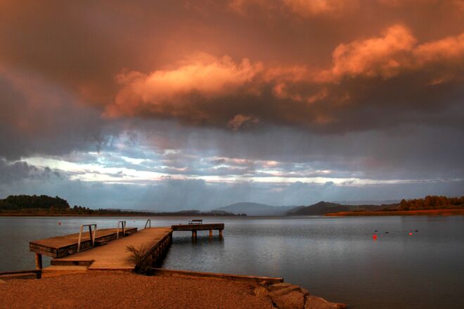 Faszinierende Wetterstimmung am Wallersee bei Sonnenuntergang