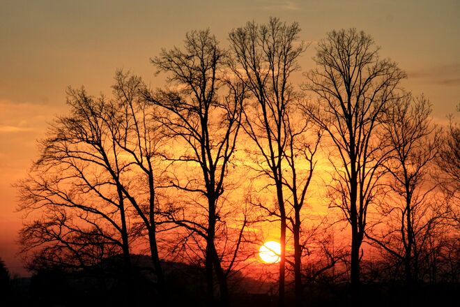 Farbintensiver Sonnenuntergang heute über Eugendorf