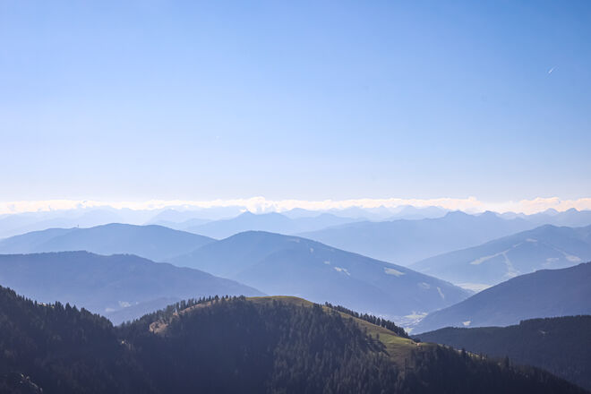 Schichten blauer Berge verblassen in der Ferne..
