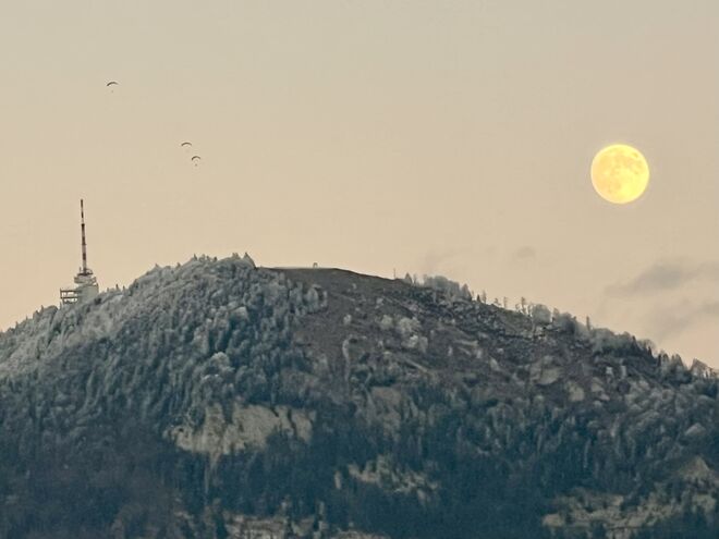 Fast Vollmond über dem Gaisberg