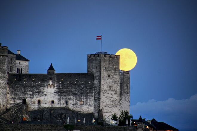 Der Vollmond "sitzt" gerade auf einem Turm der Festung Hohensalzburg :-)
