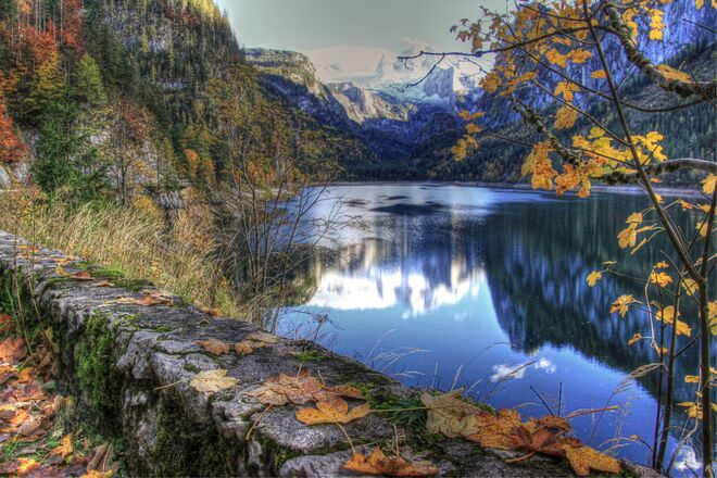 Herbststimmung beim vorderen Gosausee mit Blick auf den Dachstein