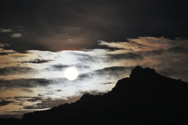 Die Silhouette des Schafbergs mit dem aufgehenden Vollmond