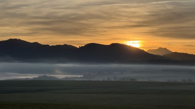 Sanfter Morgen am Wallersee: Nebel trifft auf Sonnenlicht
