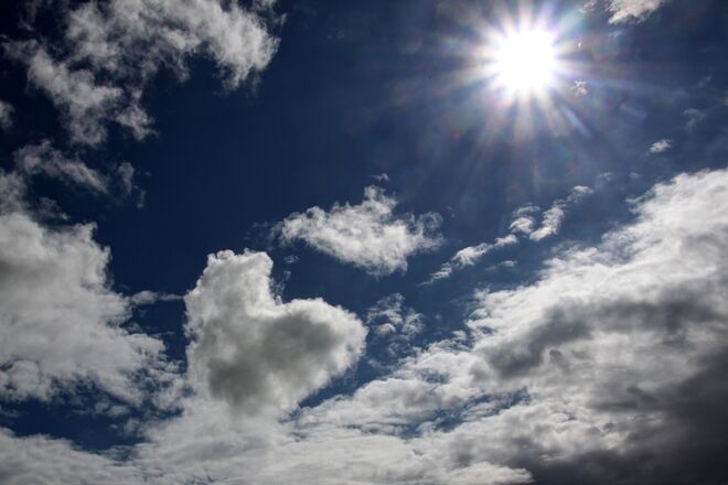 Sonne mit Herz am blauen Himmel <3