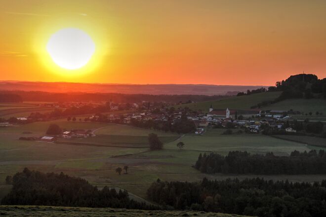 Stimmungsvoller Sonnenuntergang heute in Berndorf- fotografiert in Richtung Stift Michaelbeuern