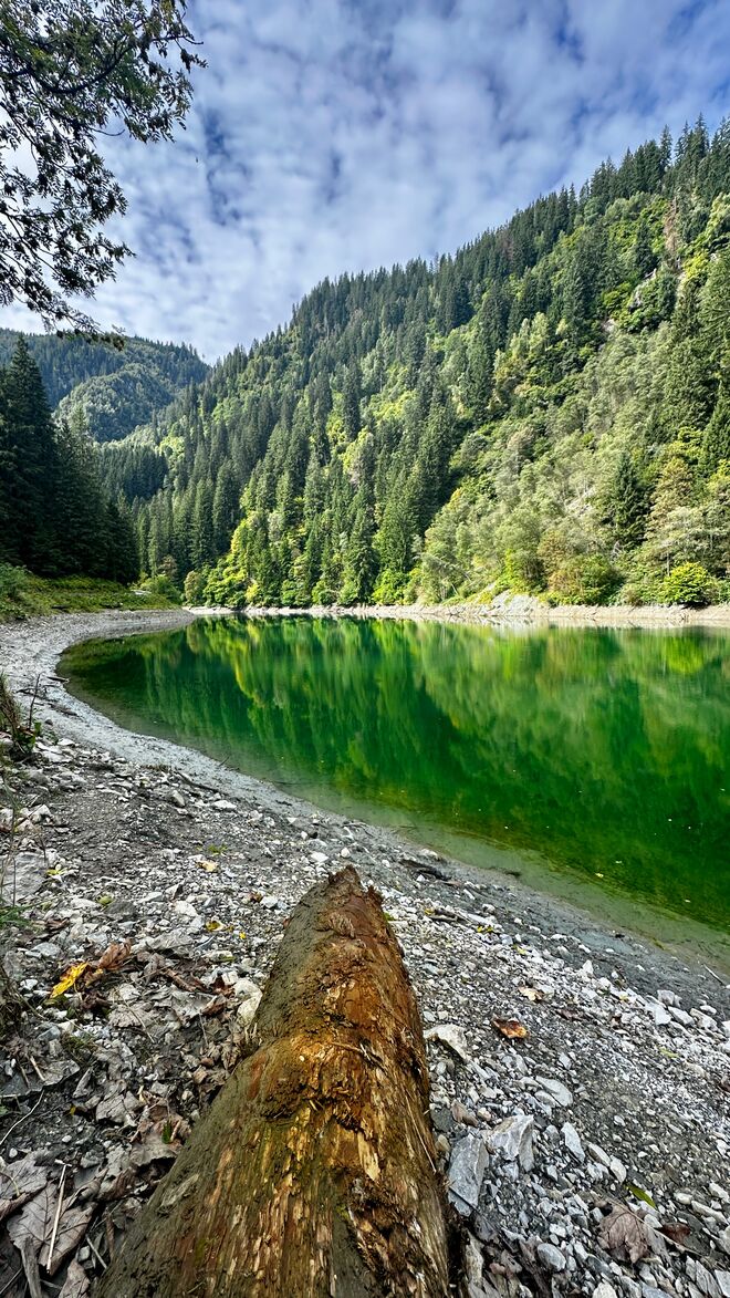 Smaragdgrünes Wasser