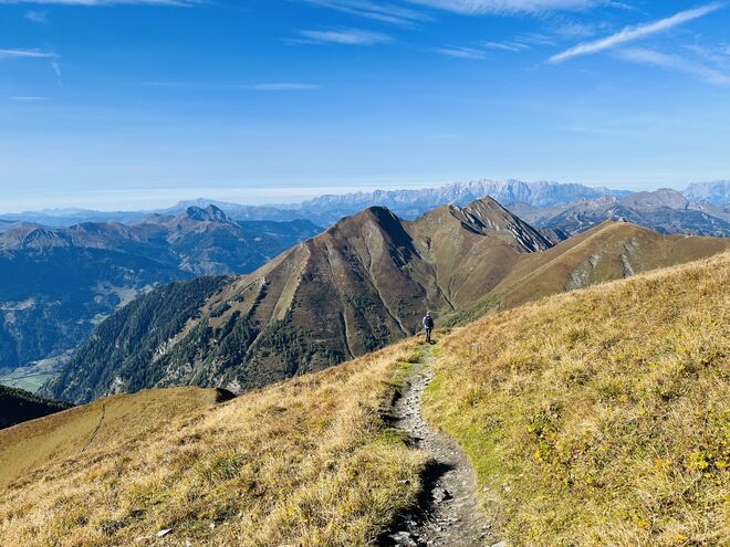 Bergab das herrliche Panorama genießen