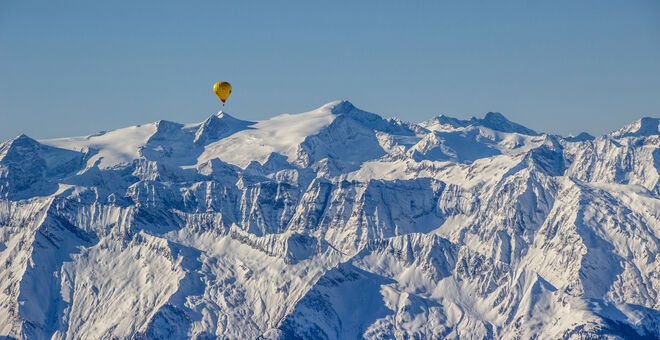 Ein Heißluftballon über dem Großvenediger