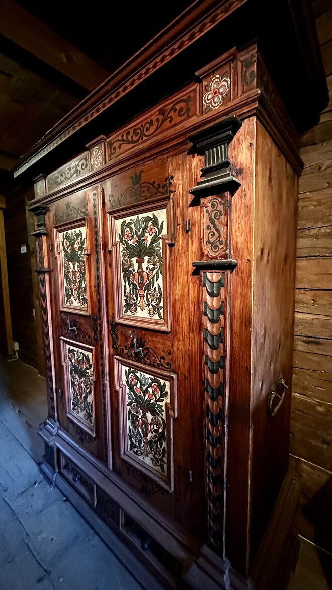 Pinzgauer Bauernschrank