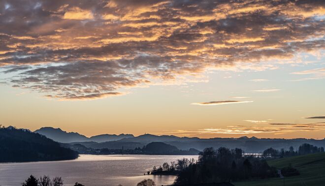 Dramatische Wolkenstimmung über dem Mattsee