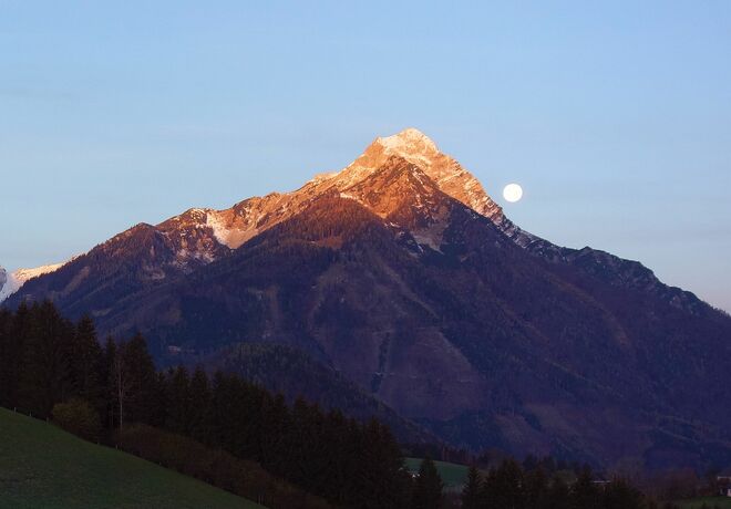 Monduntergang . . . brav dem Kamm entlang . . .