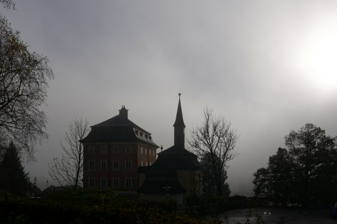 Seekirchen's Seeburg und der Frühnebel
