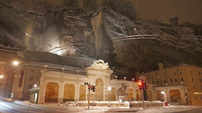Nächtlicher Schneefall in der Stadt