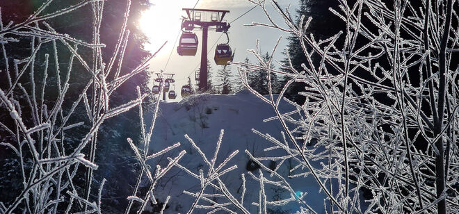 Skigondeln im Gegenlicht