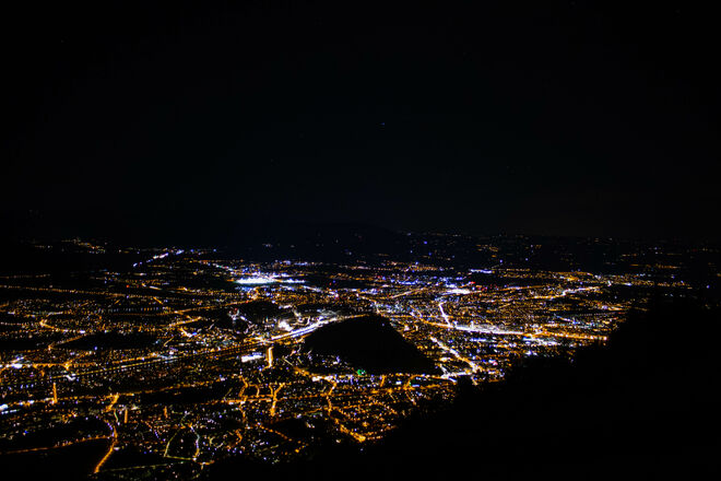 Blick über die Stadt Salzburg am 25.12.2022 bei Nacht