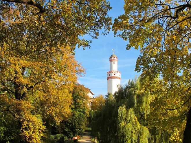 Weißer Turm, herbstlich eingerahmt