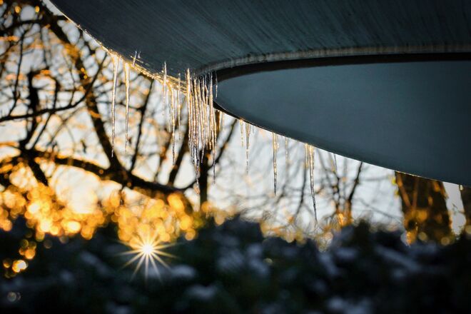 Eis-zapfiger Sonnenuntergang.