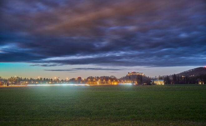 Dunkle Wolken über der Stadt