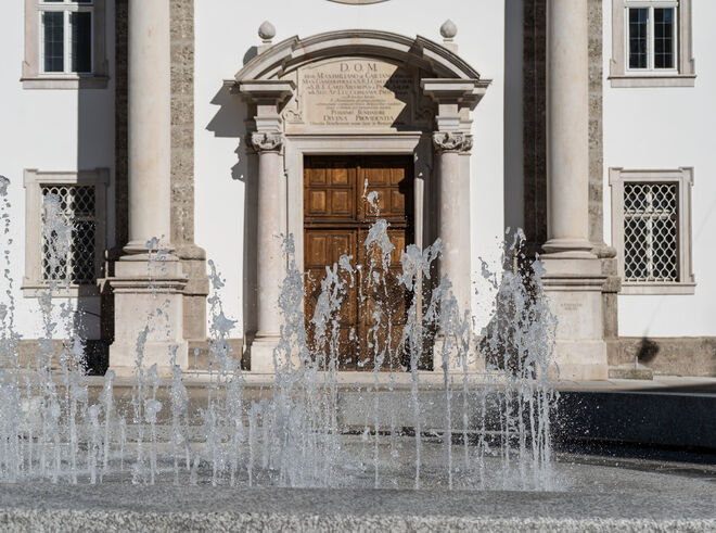 Wasserspiele vor der Kajetanerkirche