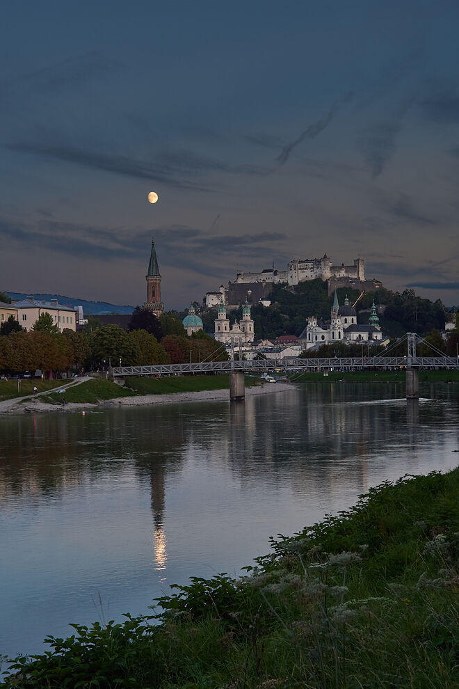 Mond über der Christuskirche