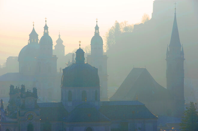 Stadt-Türme nebelig