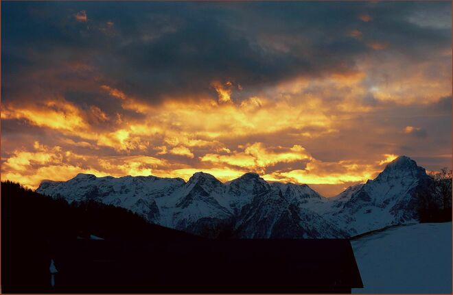 Am Horizont loderte ein Abendfeuer