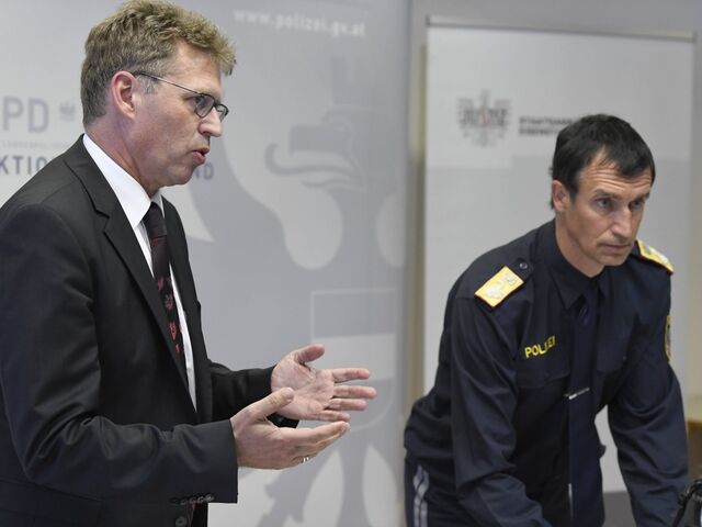 Der burgenländische Landespolizeidirektor Martin Huber (R.) und der Leiter der Staatsanwaltschaft Eisenstadt - Johann Fuchs während einer Pressekonferenz der Staatsanwaltschaft Eisenstadt und der Landespolizeidirektion Burgenland zum Thema "Ermittlungsdetails zur Frauenleiche im Neusiedler See" am Mittwoch, 2. Mai 2018, in Eisenstadt.