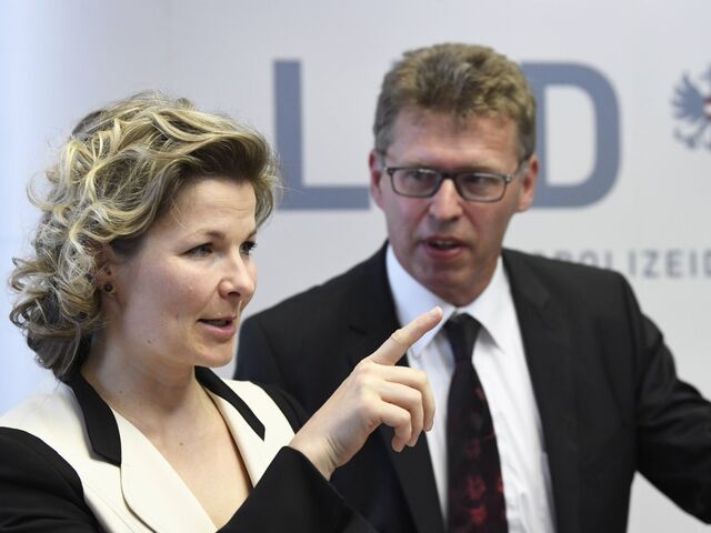 Die Sprecherin der Staatsanwaltschaft Eisenstadt - Verena Strnad und der Leiter der Staatsanwaltschaft Eisenstadt - Johann Fuchs während einer Pressekonferenz der Staatsanwaltschaft Eisenstadt und der Landespolizeidirektion Burgenland zum Thema "Ermittlungsdetails zur Frauenleiche im Neusiedler See" am Mittwoch, 2. Mai 2018, in Eisenstadt.