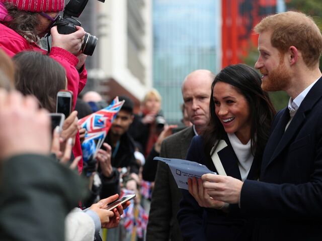 Zunächst wurde die frühere Schauspielerin Meghan Markle, bekannt aus der Serie „Suits“, noch freudig von der britischen Öffentlichkeit umworben.