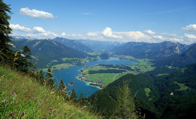 Ausblick auf den unteren Wolfgangsee mit umliegenden Bergen