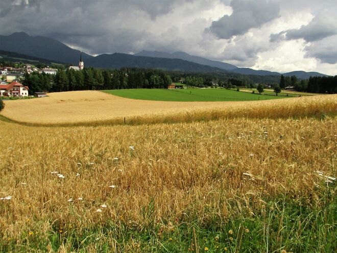 Mariapfarr vor einem Sommergewitter