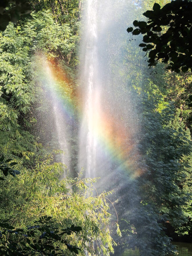 farbenfroher Springbrunnen