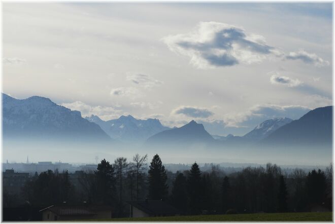 Blaue Berge und Nebeldecke