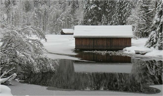 Verschneiter See