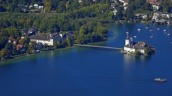 Blick auf Schloss Ort am Traunsee in Gmunden