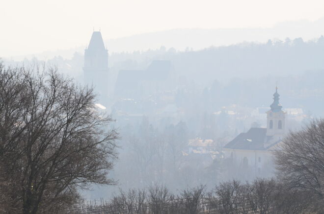 Blick vom Maurer Burg zur Rodauner Bergkirche und zur Burg Perchtoldsdorf