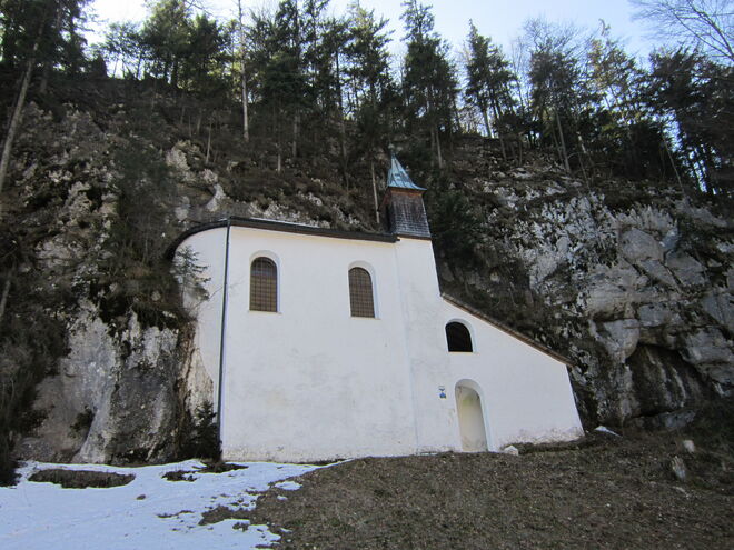 An den Felsen geschmiegt