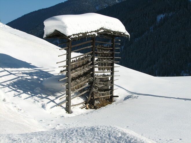 Heuschober im Schnee