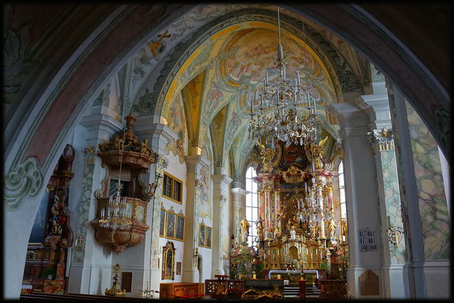 Noch mit weihnachtlichem Schmuck - Wallfahrtskirche Maria Alm