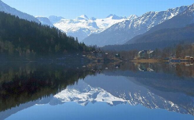 Der Dachstein spiegelt sich im See
