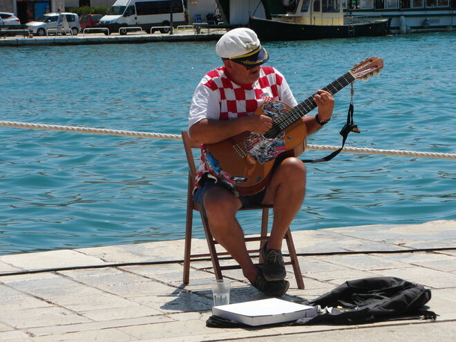 einsamer Musikant am Hafen von Trogir