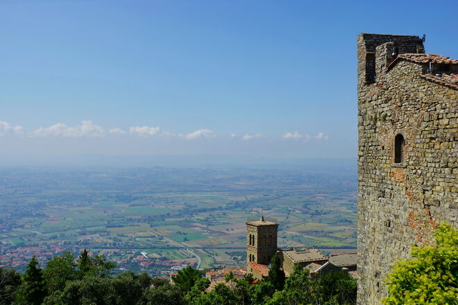Blick von der Fortezza de Girifalco auf Santa Margherita und das weite Land