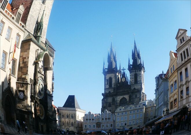 Hauptplatz mit astronomischer Uhr