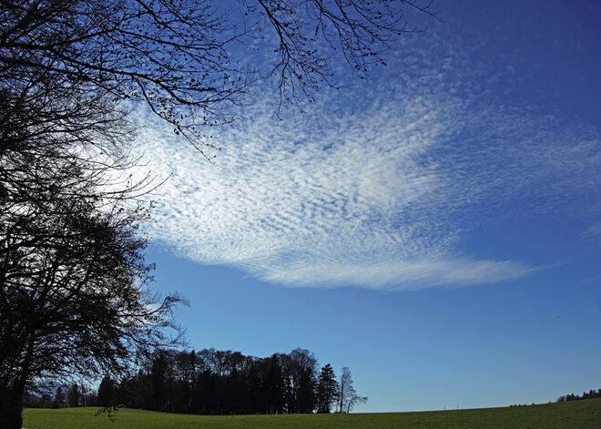 Wolken am blauen Himmel