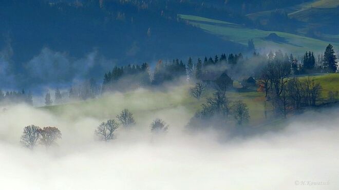 Langsam verdrängt die Sonne den Nebel