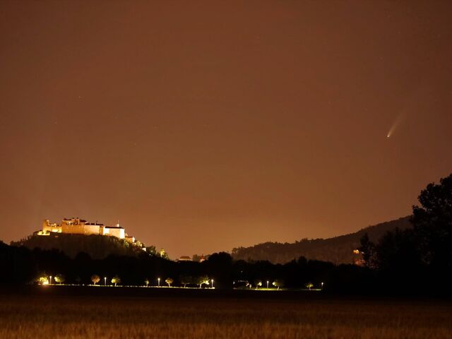 Der Komet „Neowise“ über der Stadt Salzburg.
