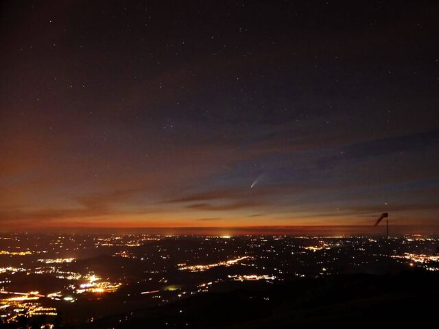 Der Komet „Neowise“ über der Stadt Salzburg.