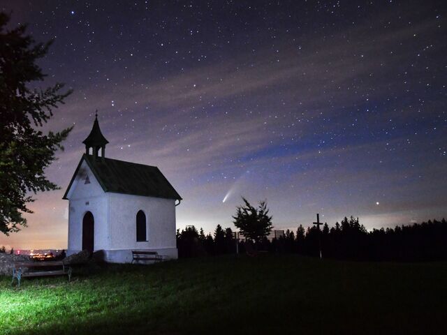 Der Komet „C/2020 F3“ („Neowise“) neben der Gedächtniskapelle auf dem Haunsberg im nördlichen Flachgau am Montag, 13. Juli 2020.